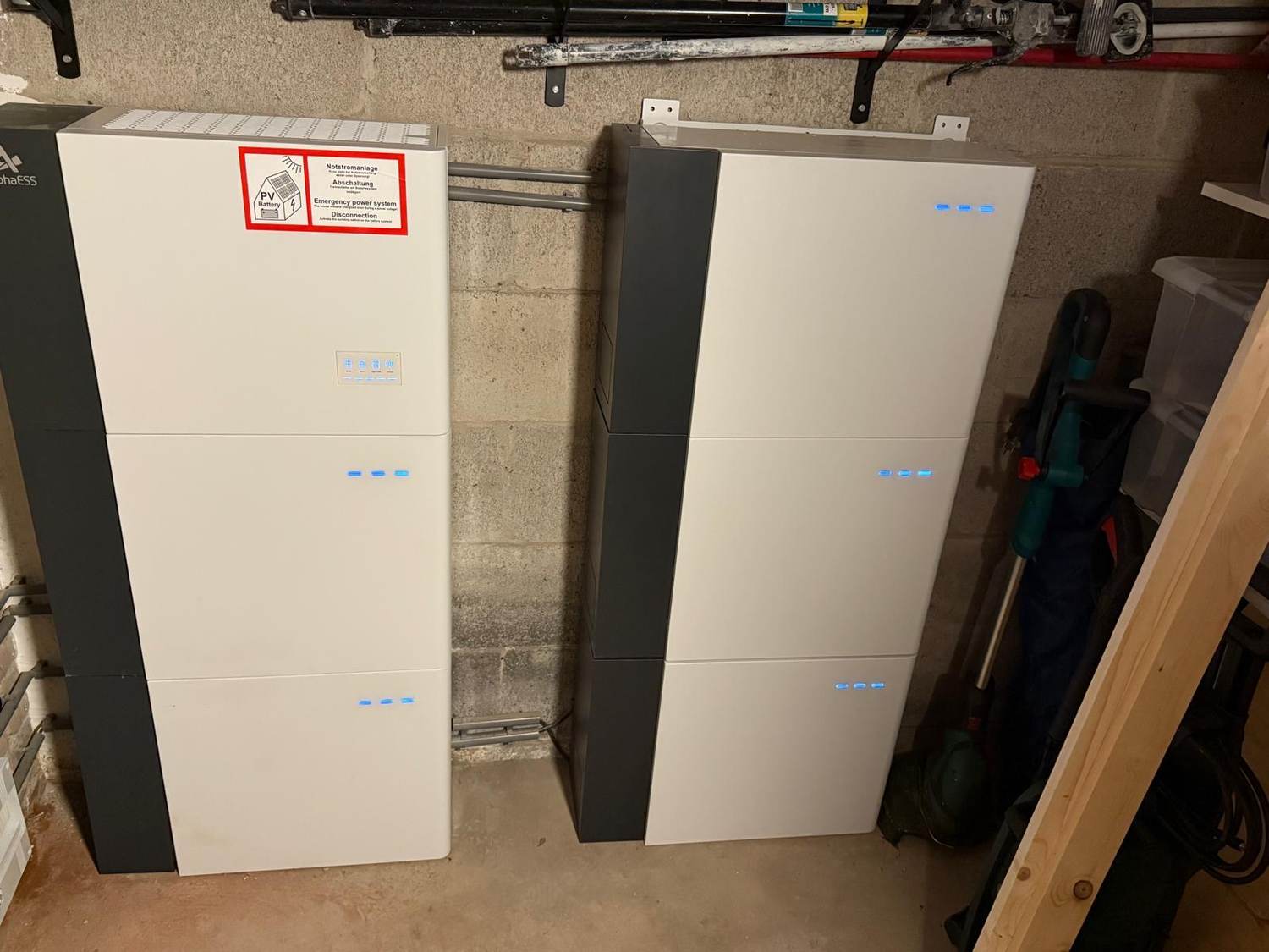 Twee geplaatste Alpha ESS thuisbatterijen in een garage