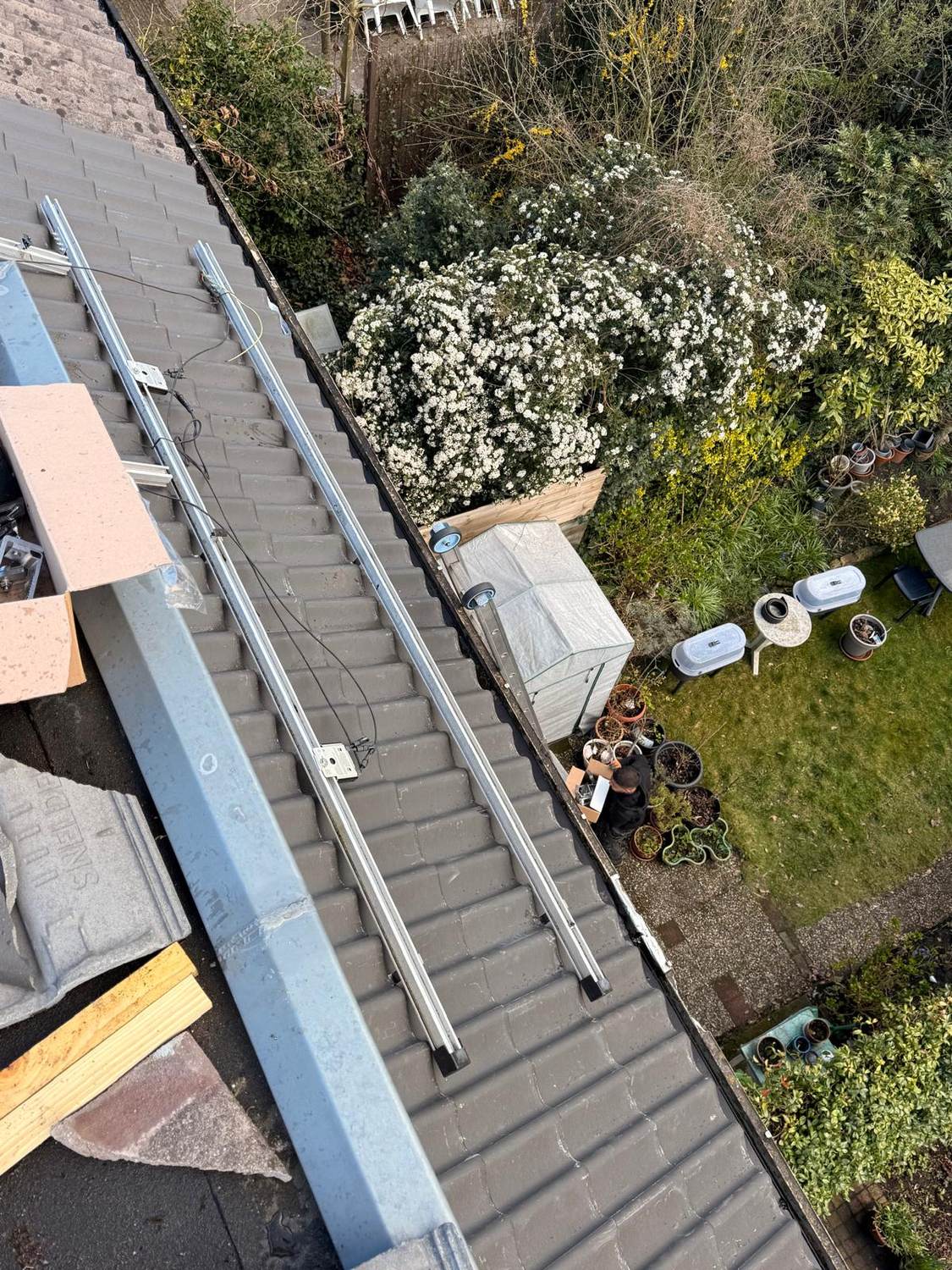 Montagerails op een pannendak, klaar voor de zonnepanelen