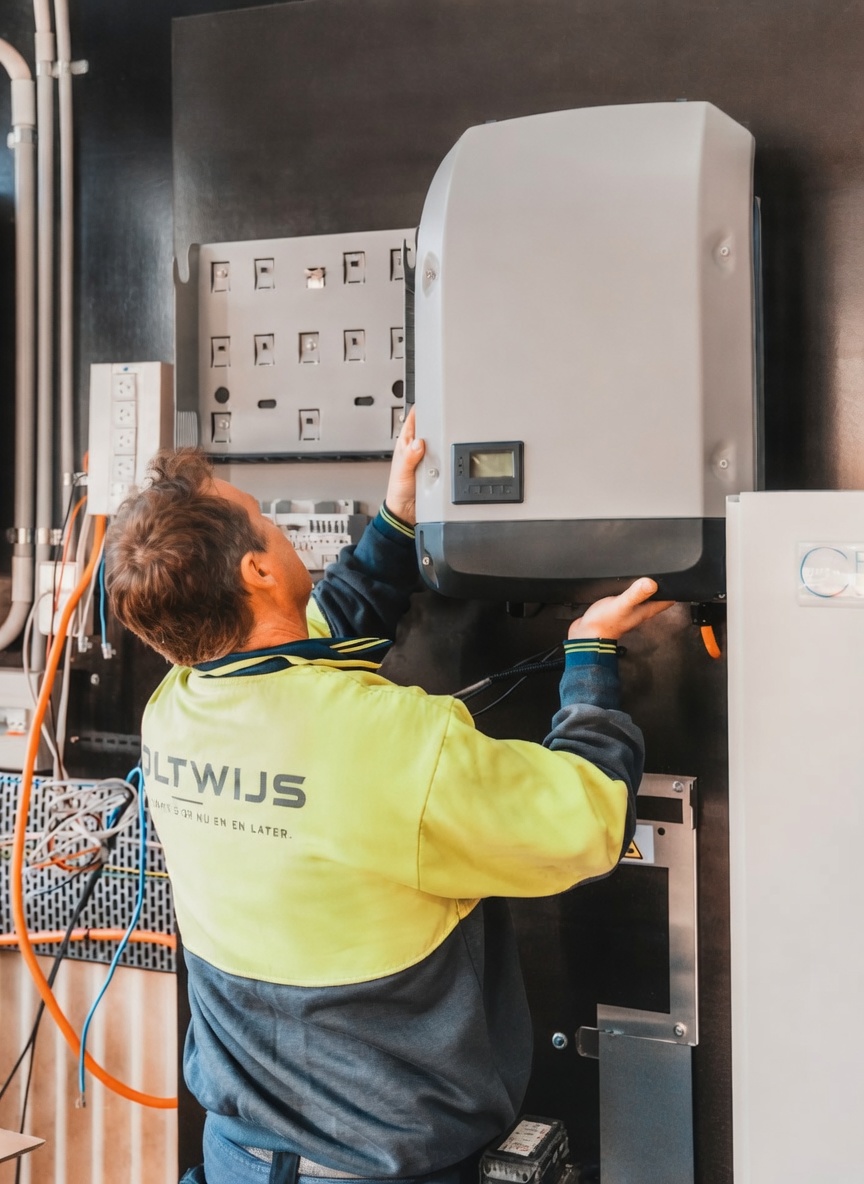 Monteur van VoltWijs bij een thuisbatterij