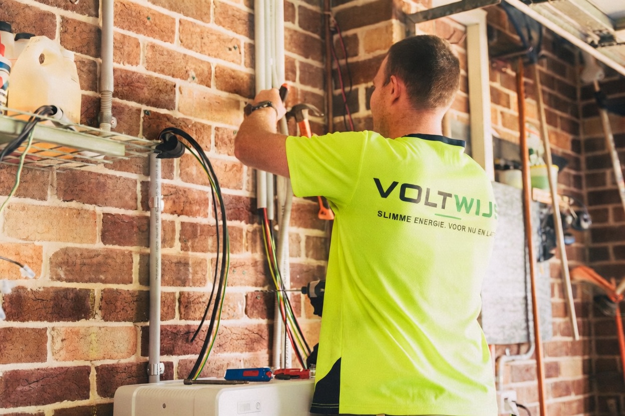 Monteur van VoltWijs aan het werk in een meterkast