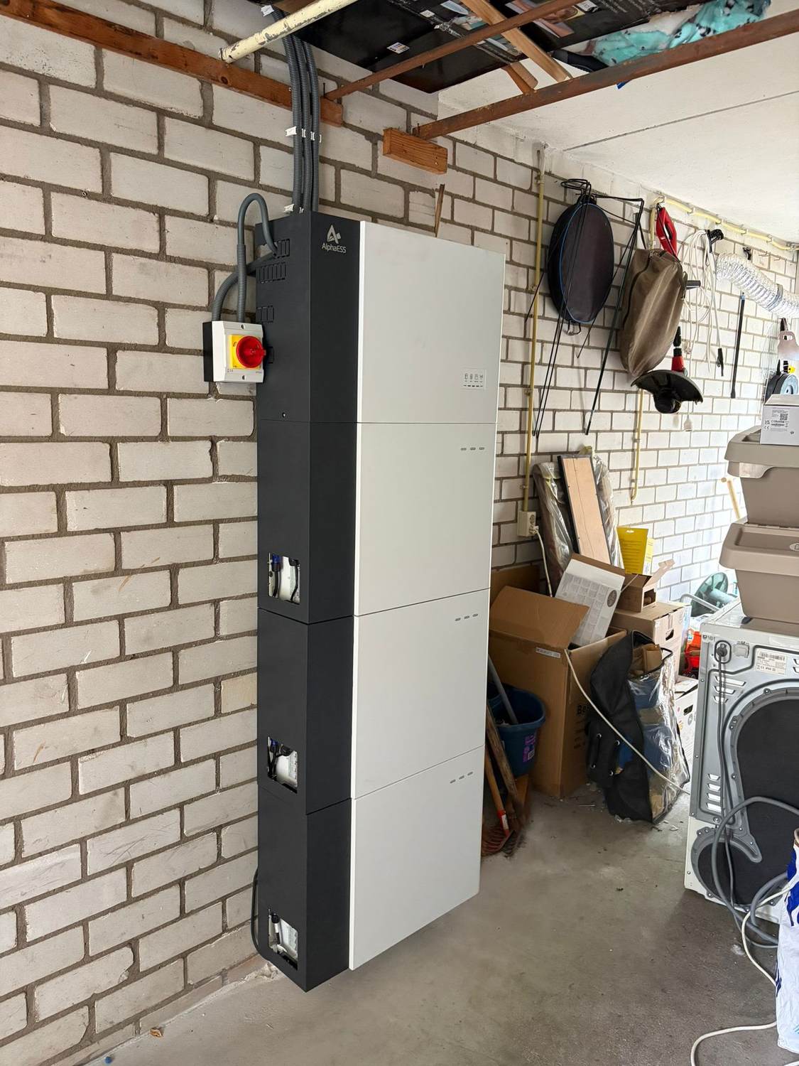 Twee SolarEdge-thuisbatterijen in een garage