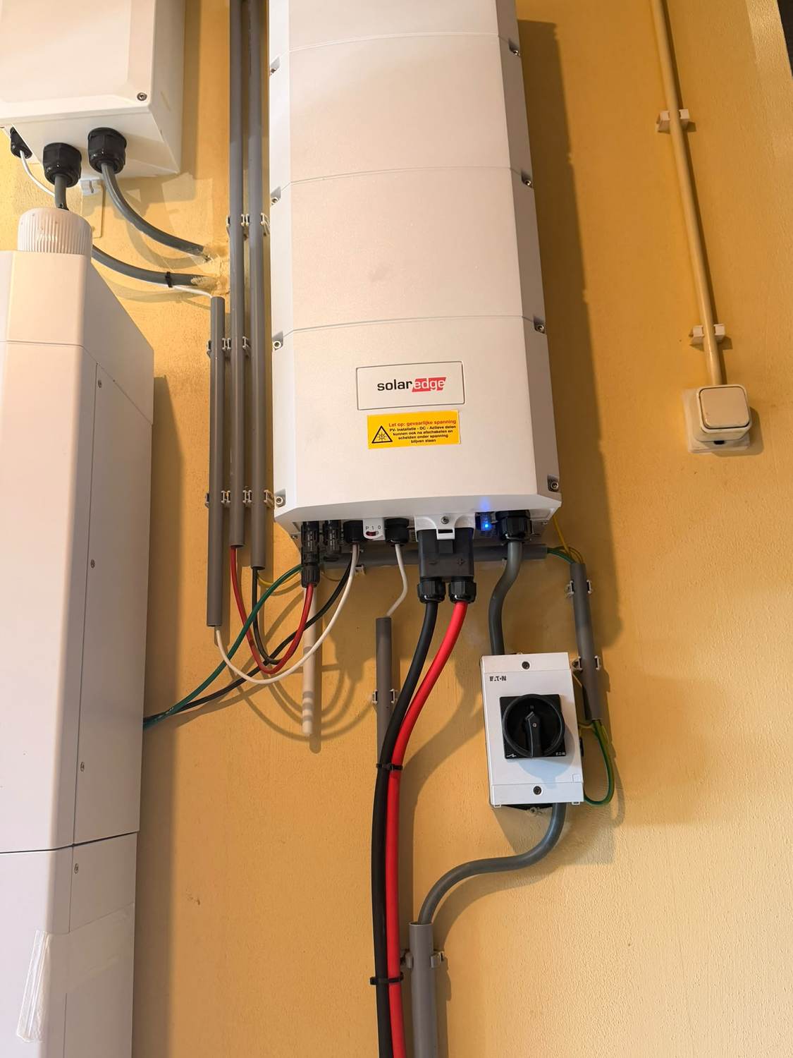 SolarEdge-omvormer met bekabeling, nagelopen tijdens een inspectie