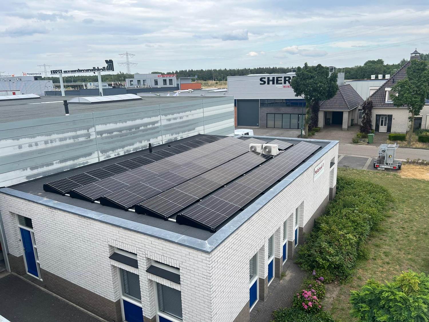 Zonnepanelen op het platte dak van een bedrijfspand
