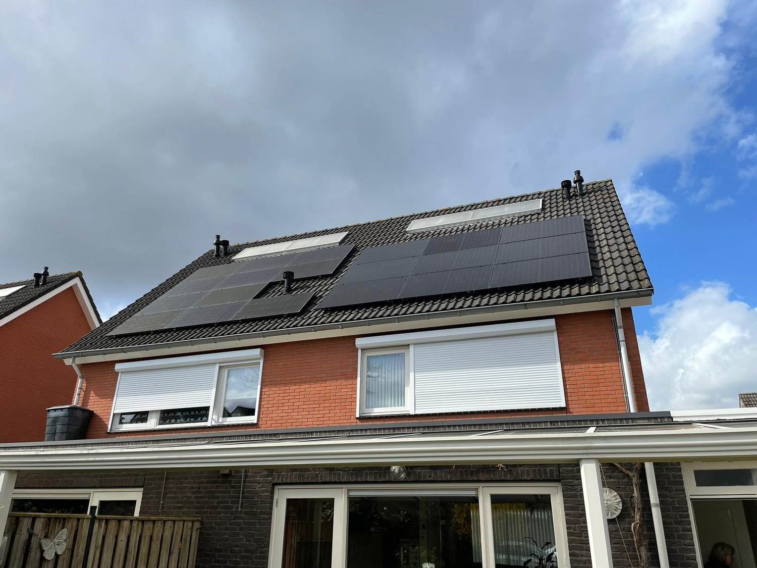Zonnepanelen bijgeplaatst rond bestaande dakramen