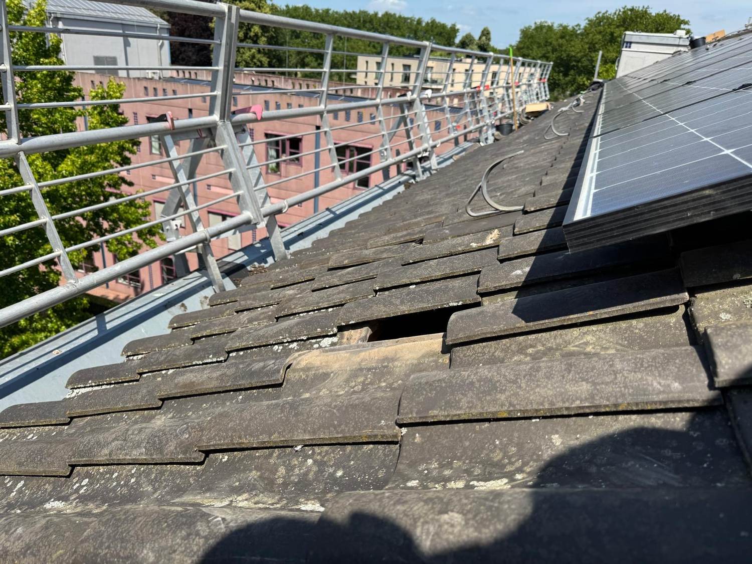 Dakwerk tijdens het vervangen van zonnepanelen