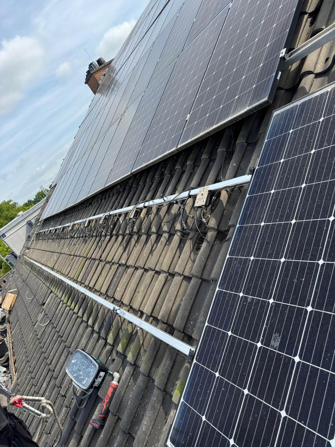 Monteur legt zonnepanelen op de montagerails