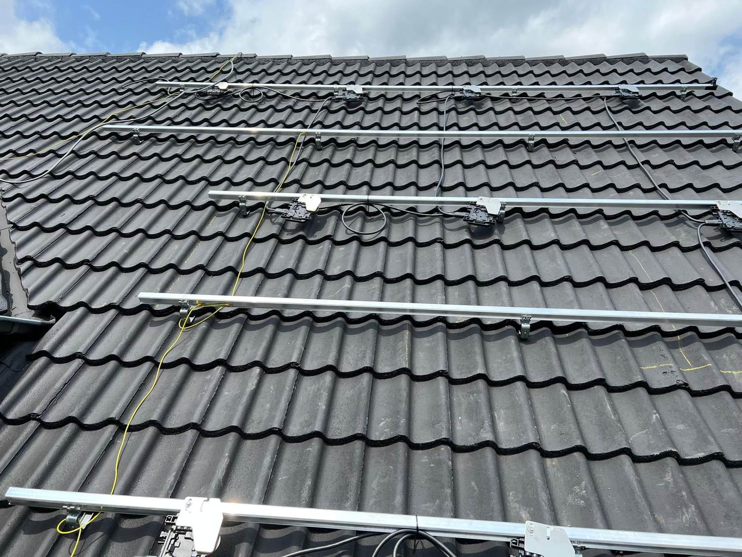 Montagerails op een dak, klaar voor nieuwe zonnepanelen