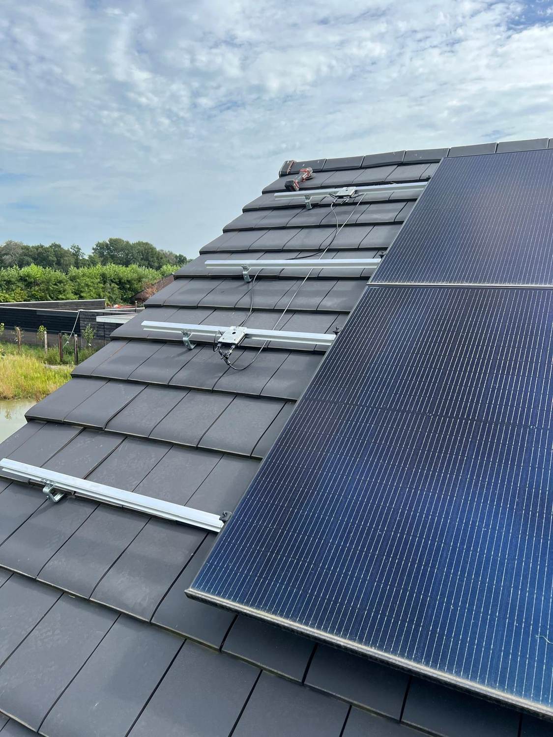 Nieuw gelegde zonnepanelen op een pannendak