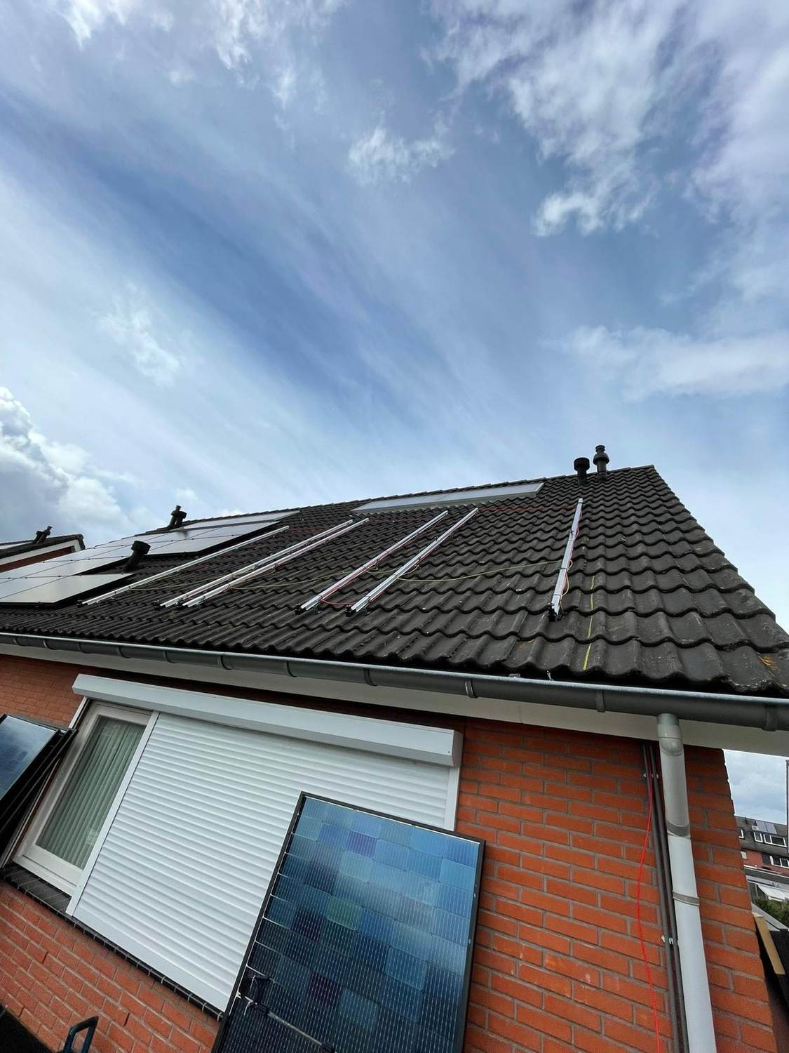 Controle van de montagerails en bekabeling van een zonnepanelen-installatie