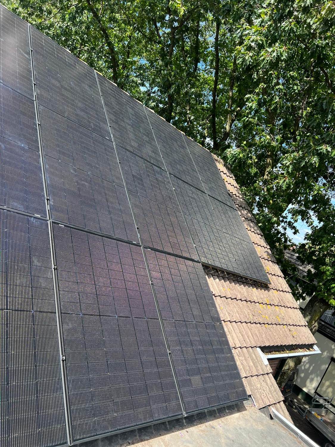 Volledig met zonnepanelen belegd schuin dak